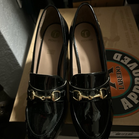 Black and Gold loafers with Classic Design - Picture 3 of 4